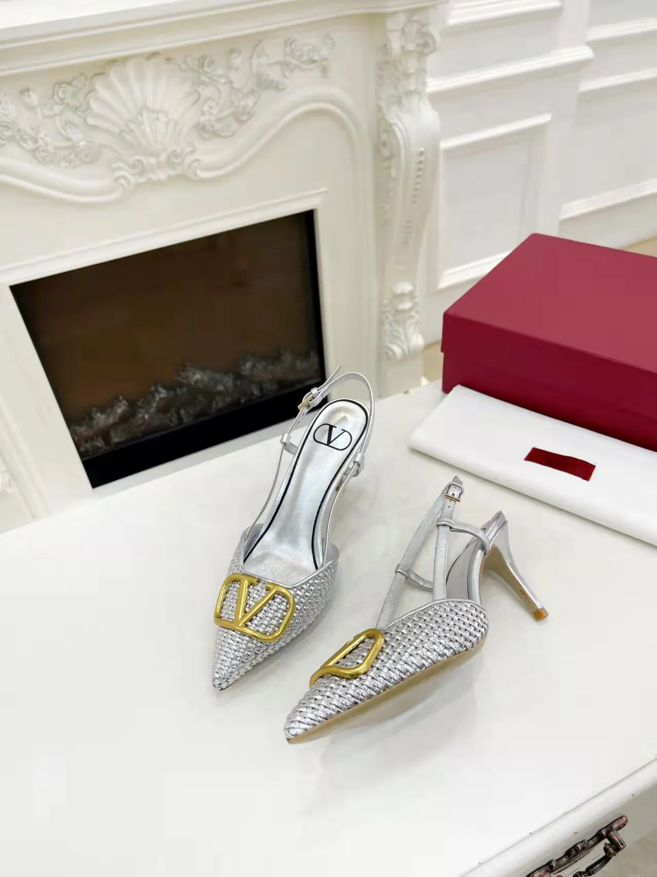 👟👟Ex-factory price 440👟👟 Genuine leather sole +40 Top version 𝑉𝐴𝐿𝐸𝑁𝑇𝐼𝑁𝑂 Valentino new spring and summer women's 5⃣️color empty back sandals. The unique [V family hand-woven] brings out a full sense of high-end, and the new season will live up to expectations! Worth buying★Absolutely high-grade❥Original method, Absolutely sensual❥Elegant style, creating a different feeling, simple and elegant style!  Code number: 35-41 (34-42 is custom-made and non-returnable) Inner lining: Sheepskin lining Heel height: 7.5 cm Leather outsole + 40 rubber outsole